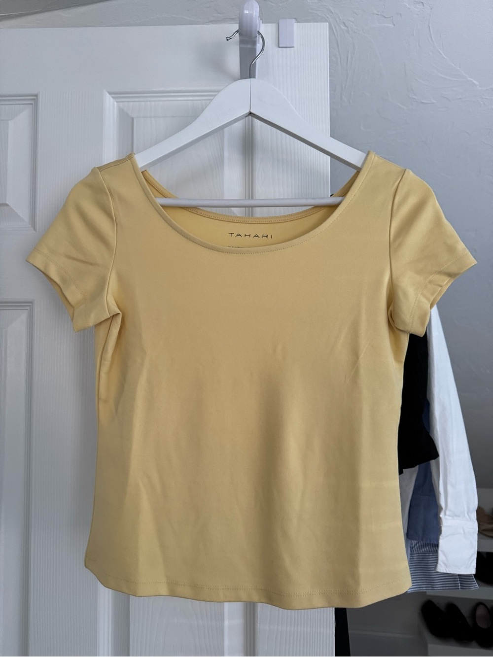 NWOT Tahari short sleeve scoop neck t-shirt Yellow size XS